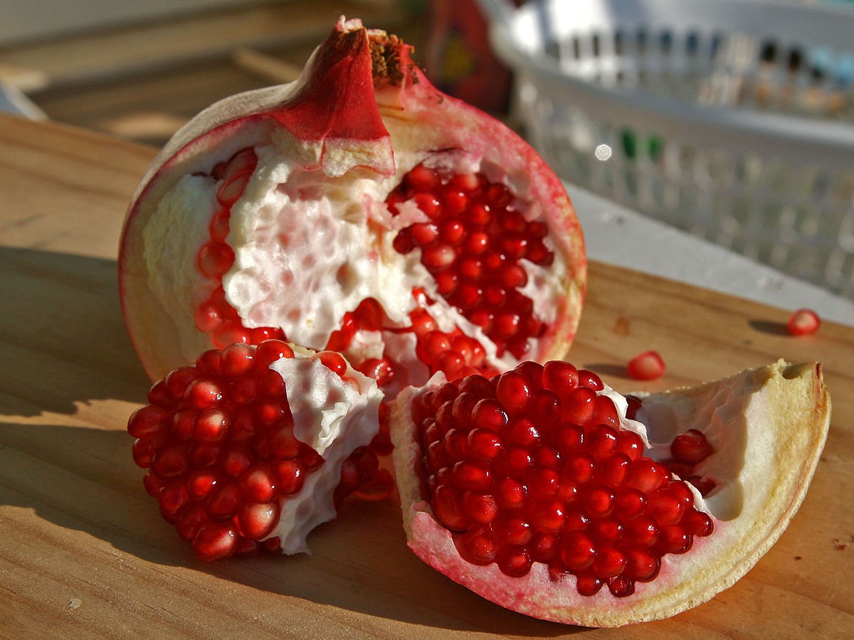 1200px-Pomegranate